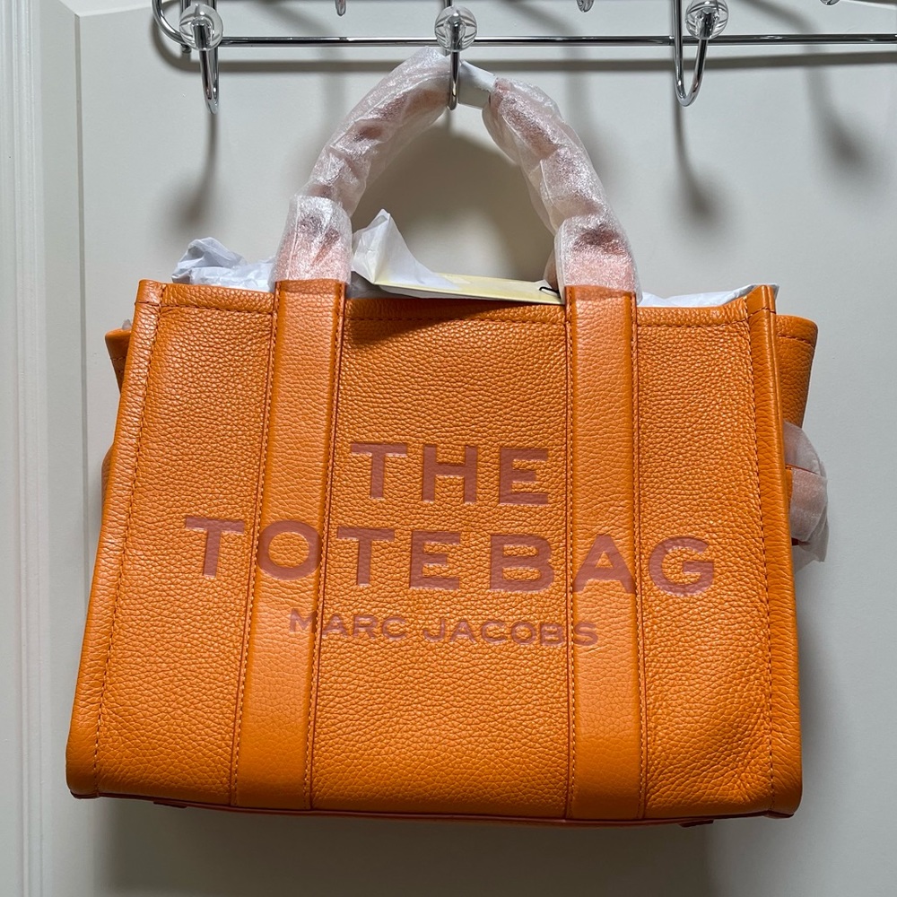 MARC JACOBS - The Leather Medium Orange Tote Bag